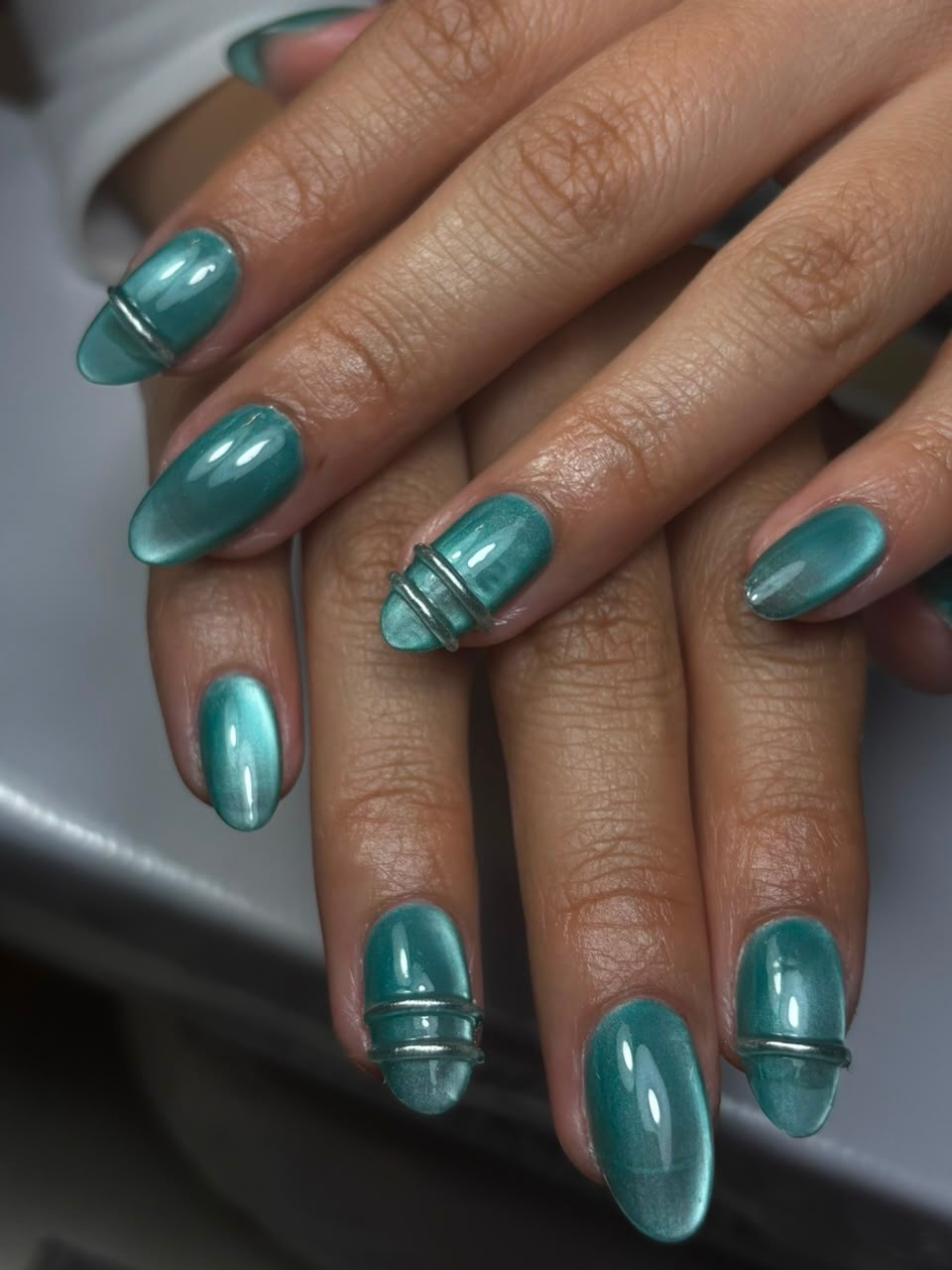 Gel-X Aprés en verde azulado efecto cat-eye