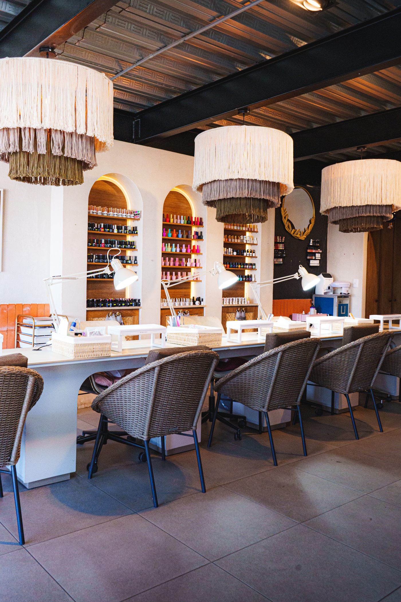 Interior del estudio: arcos, candiles y mesas de manicure