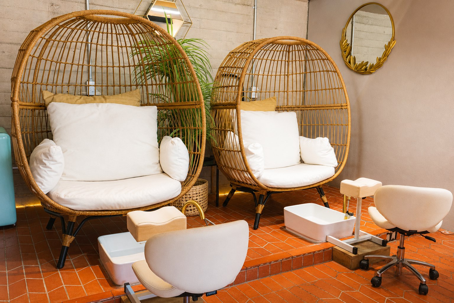 Zona de pedicure con sillones tejidos