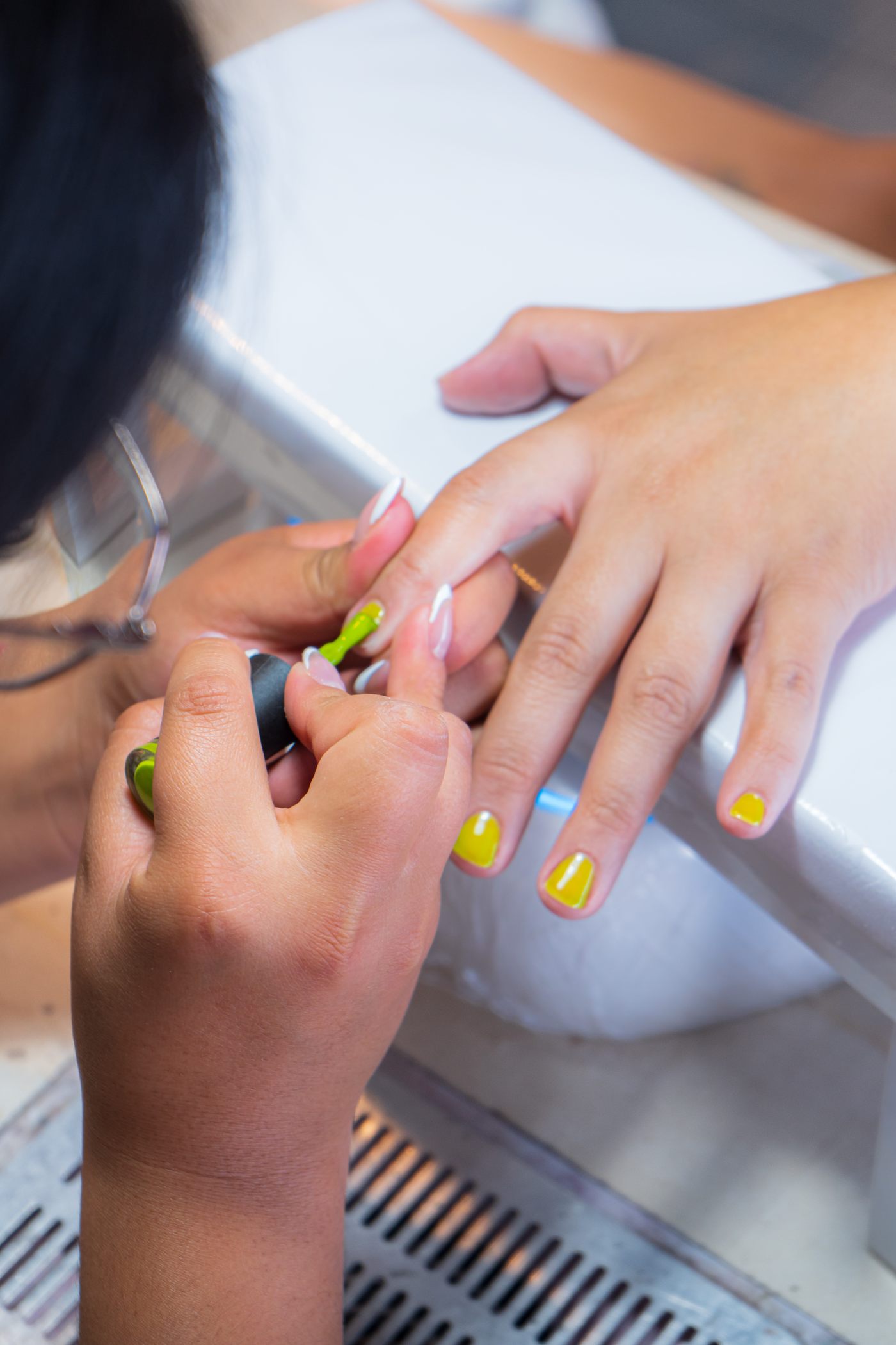 Esmaltado en gel durante una sesión